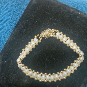 Gold and pearl vintage bracelet.